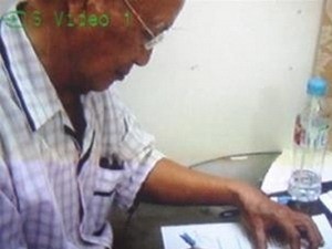 Nguyen Dan Que while being arrested for keeping and distributing documents calling for overthrowing regime (Photo: Tuoi Tre)