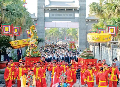 Lễ dâng cúng bánh tét tại Đền tưởng niệm các Vua Hùng. Ảnh: Việt Dũng