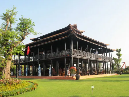 Một công trình kiến trúc cổ trưng bày tại Khu phức hợp giải trí Happyland Việt Nam