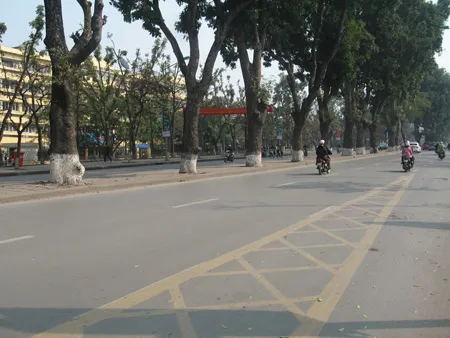 Đường phố Hà Nội ngày 30 Tết ngập trong nắng vàng và tĩnh lặng khác thường