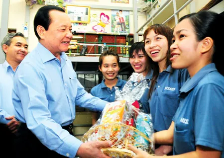 Bí thư Thành ủy TPHCM Lê Thanh Hải tặng quà tết cho công nhân tại Khu chế xuất Linh Trung. Ảnh: Việt Dũng