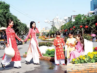 Du xuân ở trung tâm TPHCM. Ảnh: AN DUNG