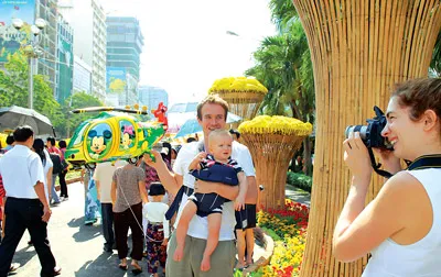 Du khách quốc tế tham quan đường Hoa Nguyễn Huệ. Ảnh: CAO THĂNG