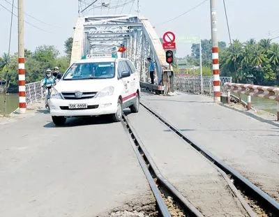 Các loại phương tiện qua cầu Ghềnh vào sáng 7-2.