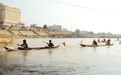 Đua thuyền độc mộc đầu Xuân