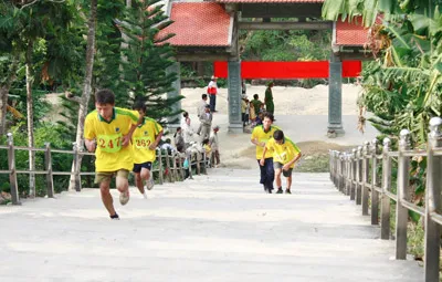 Chinh phục núi Tà Cú. Ảnh: Nguyên Vũ