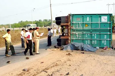 4 người bị container đè chết