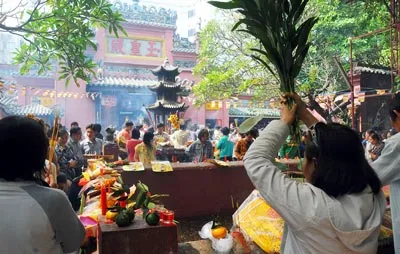 Lễ chùa đầu năm: Nét đẹp và những biến tướng