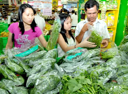 Khách hàng chọn mua rau, củ, quả tại siêu thị những ngày sau tết. Ảnh: CAO THĂNG