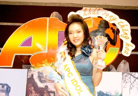 Thí sinh Lê Nguyễn Quỳnh Anh nhận giải thưởng APC Idol 2010 - 2011.