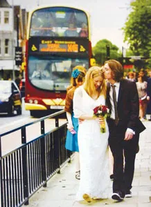 Thanh niên Anh ngày nay quan tâm đến môi trường nhiều hơn, họ tổ chức đám cưới giản tiện: không thuê xe Rolls Royce đắt tiền và đặt in thiệp cưới bằng giấy tái chế