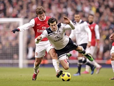 Theo HLV Redknapp, Gareth Bale (3) chưa bình phục chấn thương lưng.