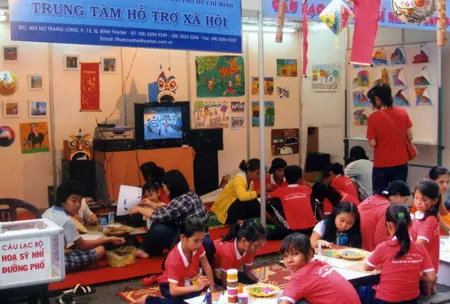 Các trại viên vẽ tranh và triển lãm tranh tại Công viên 23-9.