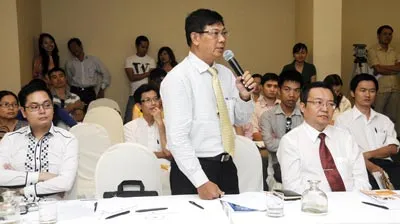 Tiến sĩ Nguyễn Đức Nghĩa - Phó GĐ ĐHQG TP.HCM trả lời câu hỏi của phóng viên các báo. Ảnh: Mai Hải