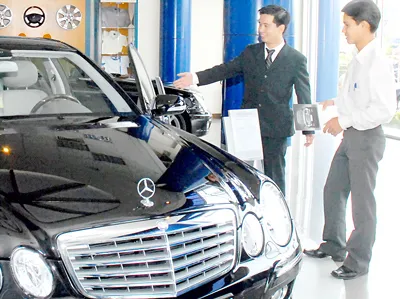 Mua ô tô mới, đáp án nào hợp lý?