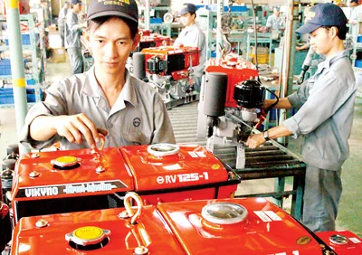 Chế tạo động cơ nổ xuất khẩu sang thị trường ASEAN tại Công ty Vikyno - Vinappro. Ảnh: CAO THĂNG