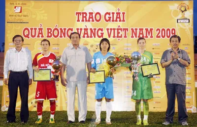 Vinh danh các cầu thủ nữ đoạt giải Quả bóng vàng 2009 (Kim Chi, giữa), Bạc (Kiều Trinh, phải) và Đồng (Đào Thị Miện) ngay trên sân thi đấu.