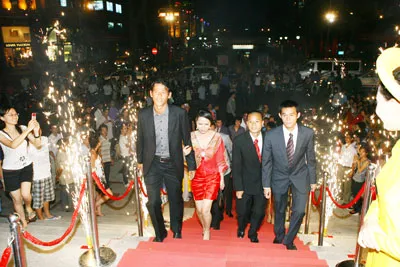 Thành Lương (giữa), Vũ Phong (phải) và Tấn Trường, 3 cầu thủ đoạt giải thưởng Quả bóng vàng, bạc, đồng năm 2009 trong đêm dự gala trao giải tại Nhà hát TPHCM.