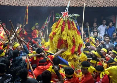 Tục “cướp hoa tre” lấy lộc trong lễ hội Gióng tại đền Sóc với mong muốn đem lại may mắn đầu xuân. Ảnh: HÀ TÙNG