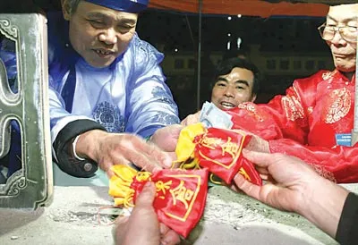 Tại lễ phát lương trong lễ hội Đức Thánh Trần (ở Đền Trần Thương, Hà Nam), với 20.000 đồng góp công đức, mỗi người sẽ được nhận một túi lương may mắn. Ảnh: HÀ TÙNG