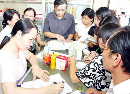 Cơ quan chức năng tiến hành kiểm tra việc kê khai giá bán thuốc tại một cửa hàng bán lẻ ở Hà Nội. Ảnh: QUỐC KHÁNH