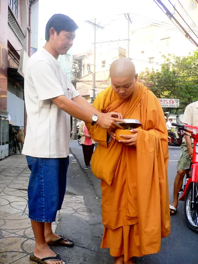 Nhiều vị sư đi thật chậm, mắt nhìn xuống chân, miệng niệm Phật đã nhận được tấm lòng cung kính của phật tử…