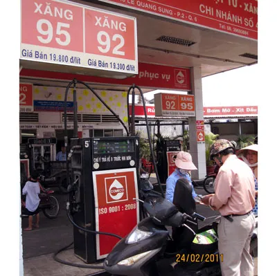 Giá xăng tăng lên 19.300 đồng/lít