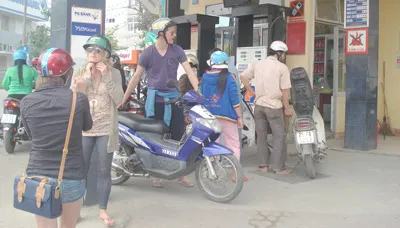 Sáng 24-2, mặc dù biết xăng sẽ tăng giá nhưng người dân tại Thừa Thiên - Huế không ồ ạt đến mua xăng dầu như những lần tăng giá trước đây. Ảnh: Văn Thắng