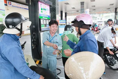 Cảnh mua xăng bình thường trở lại sau 10 giờ sáng 24-2. (Ảnh chụp tại mũi tàu Lý Thường Kiệt - Lạc Long Quân, P8, quận Tân Bình, TPHCM). Ảnh: Trần Thanh