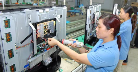 Sản xuất các sản phẩm điện tử chất lượng cao đang được ưu tiên tại TPHCM. Ảnh: Sản xuất tivi LCD nhãn hiệu VTB. Ảnh: CAO THĂNG