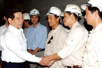 Chủ tịch nước Nguyễn Minh Triết thăm hỏi các công nhân thi công hầm Thủ Thiêm.