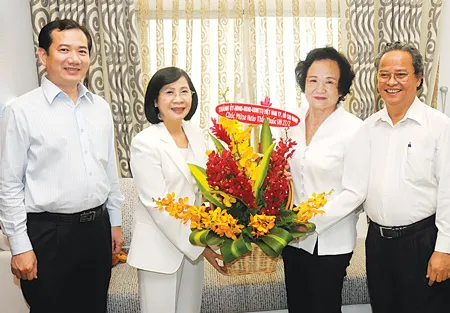Thăm, chúc mừng các thầy thuốc lão thành