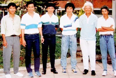 Cả gia đình đá bóng