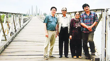 Đạo diễn Cổ Trường Sinh (bìa trái) và hai vợ chồng nhạc sĩ Lư Nhất Vũ - Lê Giang (giữa) trên cầu Hiền Lương trong chuyến làm phim - Ảnh tư liệu của Lê Giang.