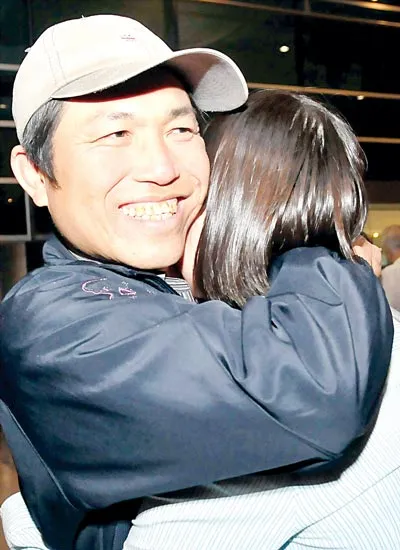 Anh Vũ Văn Lợi hạnh phúc trong vòng tay người thân. Ảnh: Việt Dũng