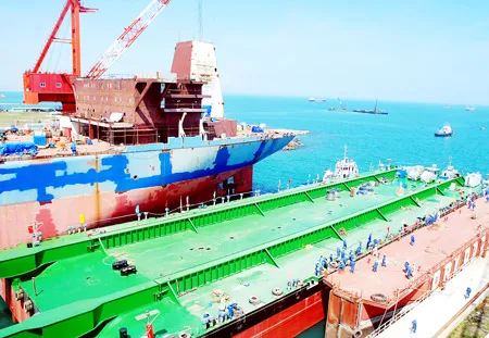 Hạ thủy sà lan 15.000 tấn