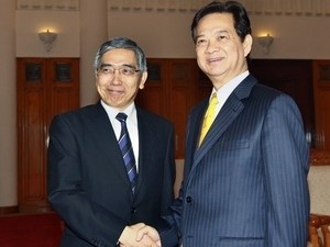 Vietnamese Prime Minister Nguyen Tan Dung (R) meets with visiting Asian Development Bank President Haruhiko Kuroda in Hanoi on Feb. 28, 2011 (Photo: Vietnam News Agency)