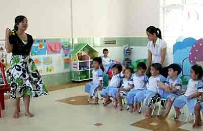 Kids learn English at a pre-school in district 4, HCMC (Photo: SGGP)
