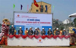 Representatives from the Ho Chi Minh City authorities and Vingroup at the breaking ceremony. (PhotoTintuc)