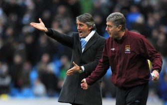 Manchester City's manager Roberto Mancini (L) along with his assistant Brian Kidd react during the English Premier League match between Manchester City and Fulham at The City of Manchester stadium on February 27, 2011. AFP