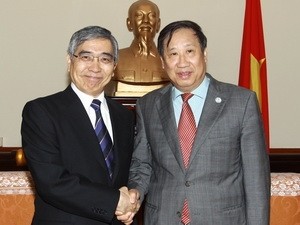 ADB President Haruhiko Kuroda (L) during his meeting with Vietnamese Deputy Prime Minister Pham Gia Khiem (R) in Hanoi on Feb. 28, 2011 (Photo: Vietnamese News Agency)