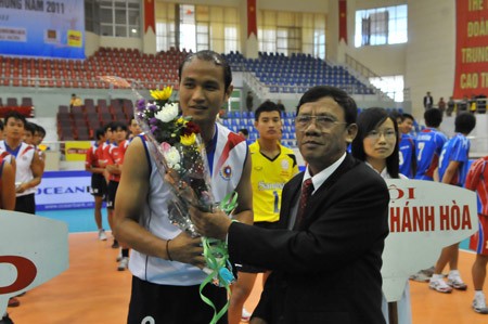 Pham Duc Hien, Deputy Editor-in-Chief offers flowers to participating teams. (Photo:SGGP)