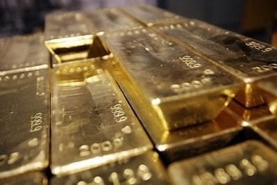 Gold struck a new record at $1,432.57 an ounce Tuesday as worries spread that the surging price of oil could fuel inflation and dampen economic growth