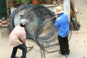 Businesses cut expenses to weather difficult times ảnh 1