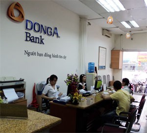 Customer service staffs consult with customers at a HCMC-based branch of DongA Bank. Lenders are concern that the credit growth rate will slow down on the government’s tight monetary policy (Photo:Minh Tri)