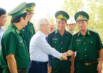 Chairman of the Ho Chi Minh City People’s Committee, Le Hoang Quan (C) visits HCM City Border Guards.