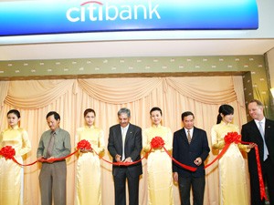(File) Brett Krause (1st, R) Citi Country Officer for Vietnam, joins Citibank Vietnam’s opening ceremony for its first retail outlet, located in Ho Chi Minh City, on October 13, 2009 (Thuy Nguyen)