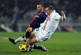 Juventus' defender Giorgio Chiellini (R) fights for the ball against FC Bologna's forward Riccardo Meggiorini during their Italian Serie A football match on February 26, 2011 at Turin's Olympic stadium. Bologna won 2-0. AFP