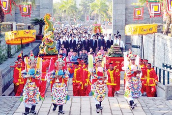 A Tet cake offering ceremony at the Hung Kings Temple in the National Historical Cultural Park, District 9, HCMC (Photo: SGGP)