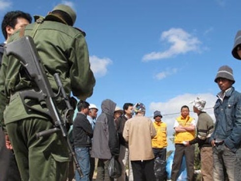 Refugees fleeing Libya, many of whom are Vietnamese, are stopped by Tunisian border guards Photo: Tuoi Tre